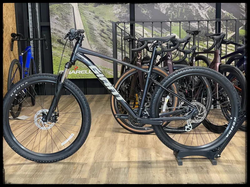 Giant Talon 4 Medium Metallic Black 2022-1